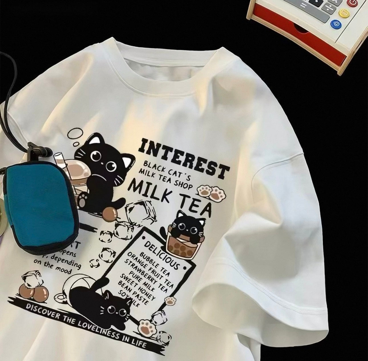 T-shirt graphique Lait Thé pour femme avec adorables chats noirs | Canada