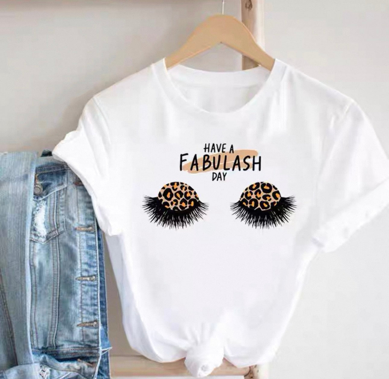 T-shirts graphiques pour femmes Canada | T-shirts imprimés cils et beauté